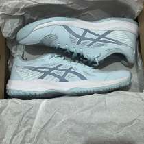 Продам волейбольные кроссовки asics upcourt 6 42,5 размер, в Кызыле