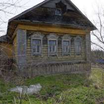 Бревенчатый дом, в тихой жилой деревне, рядом с лесом, в Москве