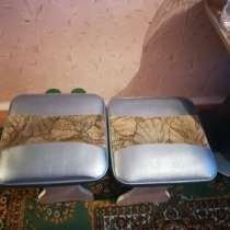 Продам стол обеденный с двумя табуретками, в Томске