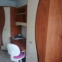 Продаётся стенка для детской комнаты в хорошем состоянии 30т, в Красноярске