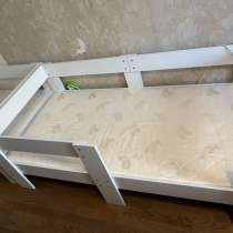 ПРОДАЕМ кровать детскую с матрасом!, в Москве