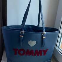 Продаётся сумка-тоут с вышивкой Tommy Hilfiger EW, в Москве