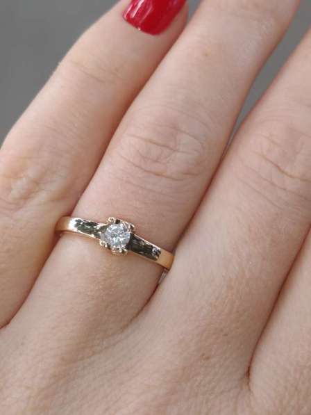 Золотое кольцо с бриллиантом в Саках