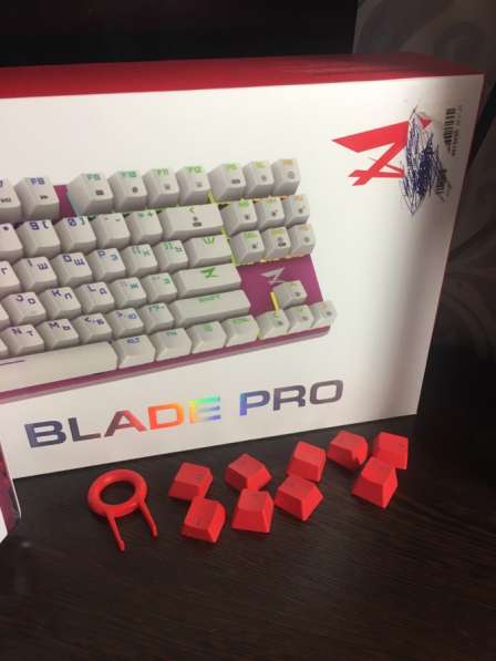 Продам клавиатуру Blade pro. Клавиатура пробыла 3месяца