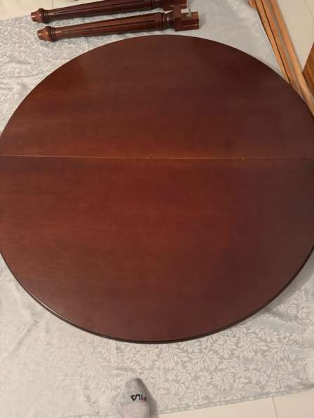 Продается круглый обеденный стол дуб в Калининграде