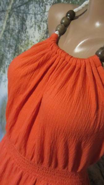 Оранжевый летний сарафан с открытой спиной в фото 5
