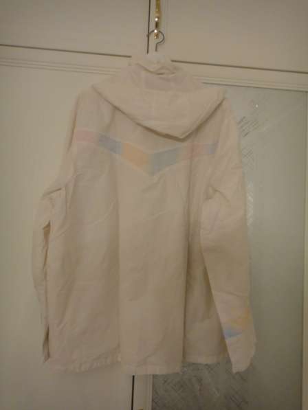 Куртка летняя, белая, с капюшоном, 60р в Санкт-Петербурге