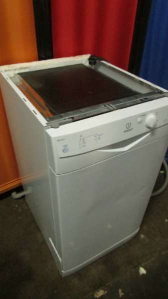Посудомоечная машина Indesit DSG 051