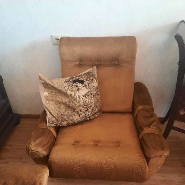 Мягкая мебель б/у диван + 2 кресла в Москве