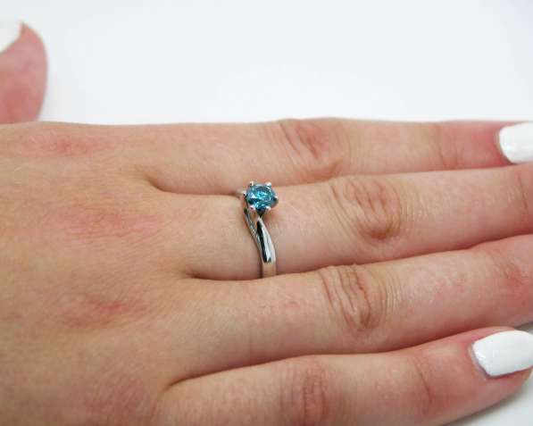 Золотое кольцо с синим бриллиантом 0.52 карата. в Москве
