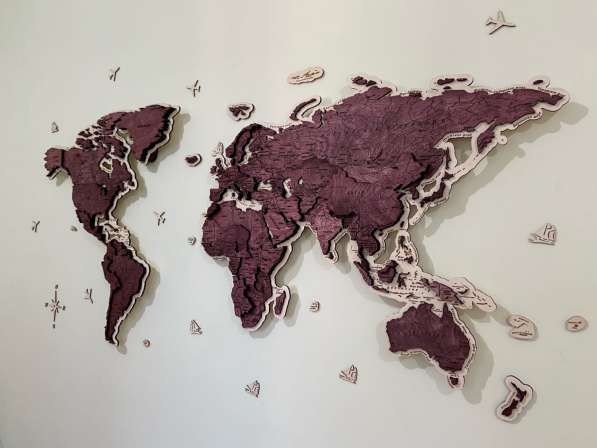 Карта мира из дерева в цвете бордо