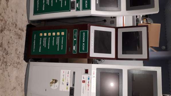 Платежный терминал с двумя мониторами