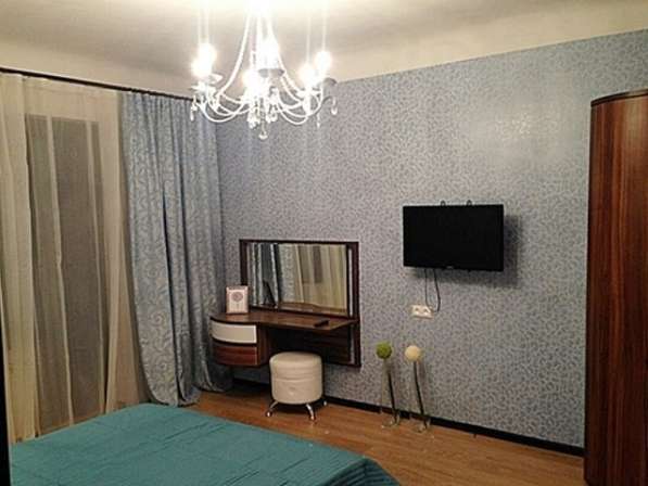 Сдам трехкомнатную квартиру в Ростове-на-Дону. Жилая площадь 95 кв.м. Есть мебель, кухонная мебель.