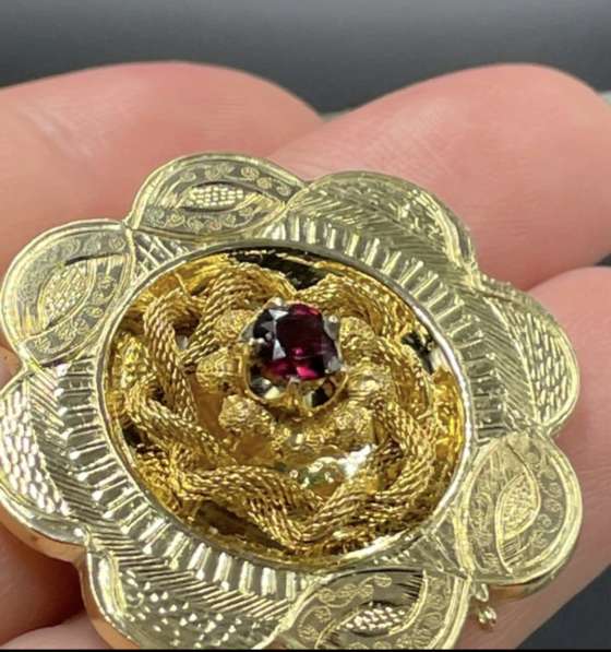 Антикварная золотая брошь,19 век, с рубином 56 пробы