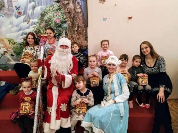 Дед Мороз и Снегурочка уже в Луганске в 