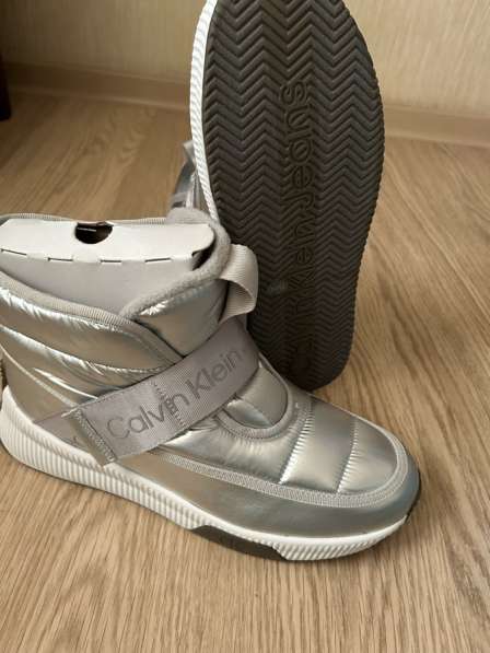 Подаю ботинки женские