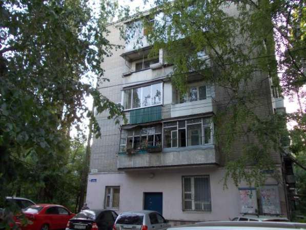 Продам трехкомнатную квартиру в Воронеже. Жилая площадь 53 кв.м. Дом кирпичный. Есть балкон.