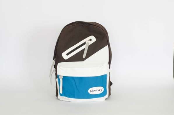 Коричневый рюкзак с белыми и голубыми вставками