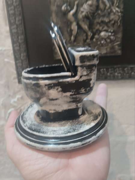 Миниатюрная инсталляция«Унитаз» в Москве фото 7