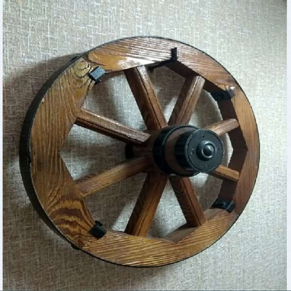 Декоративное деревянное колесо от телеги