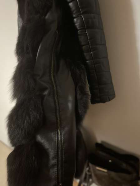 Зимова хутряна куртка-желетка в фото 7