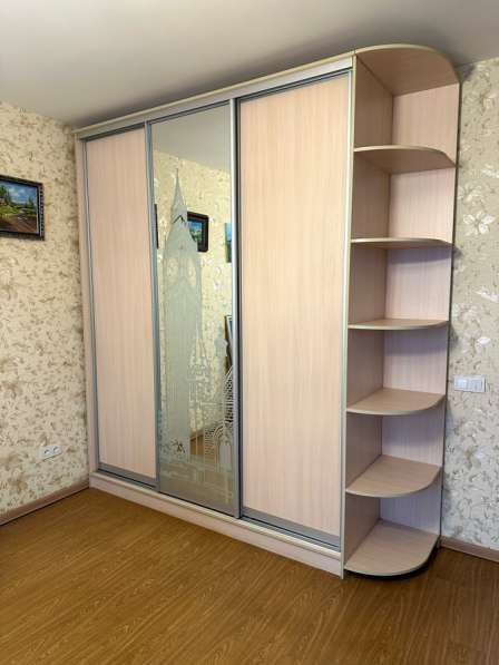 Трехстверчатый шкаф для хранения