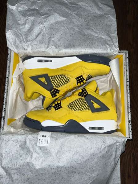 Air Jordan 4 lightning