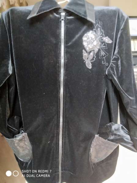 Женский бархатный пиджак, черного цвета с карманами