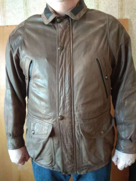 Куртка кожаная коричневая с чёрной отделкой (воротник)