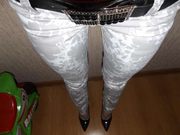 Белые джинсы 25 размер с принтом в 