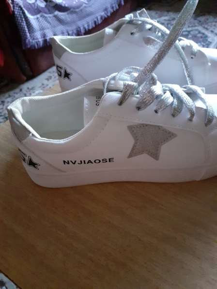 Новые белые кроссовки в фото 4