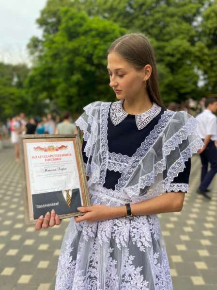 Продам школьную форму :платье и фартук в Воронеже