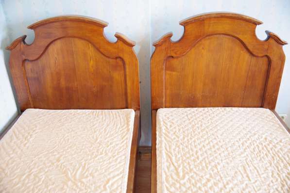 Две антикварные кровати из массива ореха и красного дерева в Санкт-Петербурге фото 10