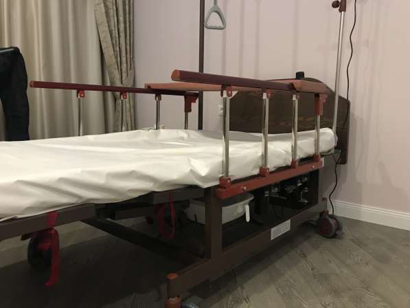 Кровать для лежачих больных с пультом управления