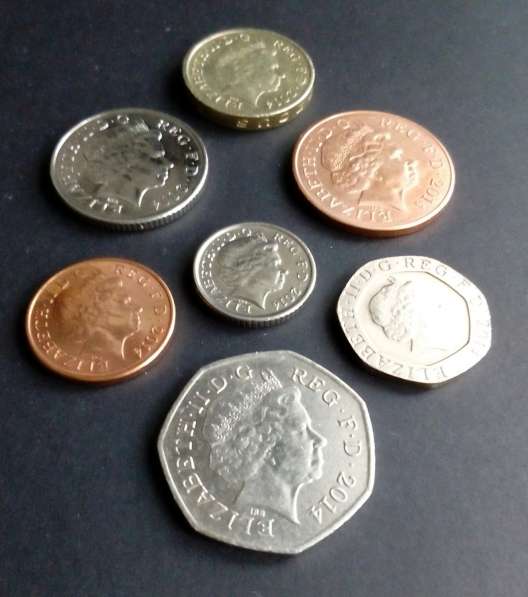 Монеты Великобритании . Щит полный 2014 год