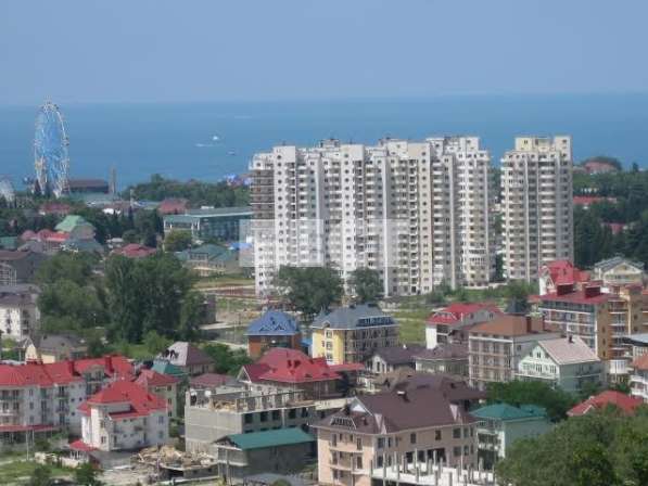 Продам трехкомнатную квартиру в Сочи. Жилая площадь 95 кв.м. Дом монолитный. Есть балкон.