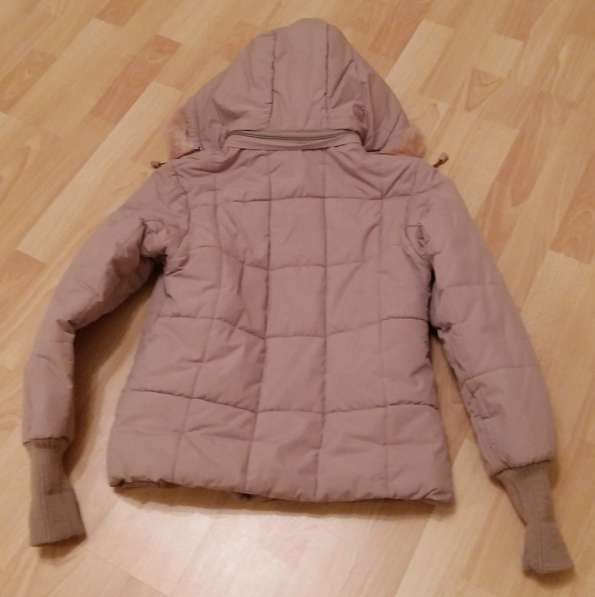Куртка женская тёплая с капюшоном 42 размер в Сыктывкаре фото 3