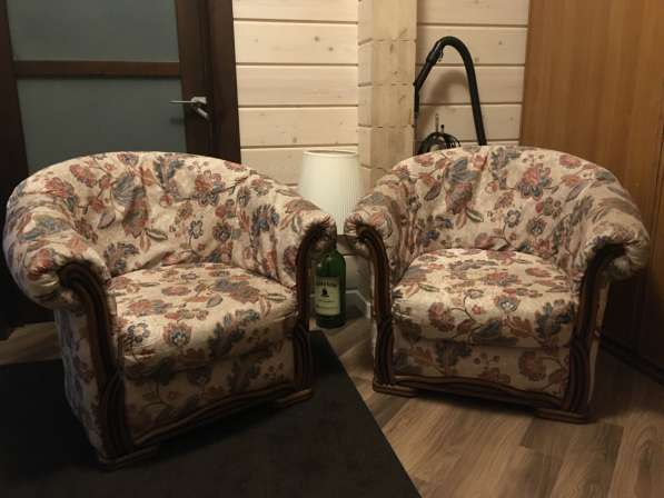 Два французских кресла в хорошем состоянии