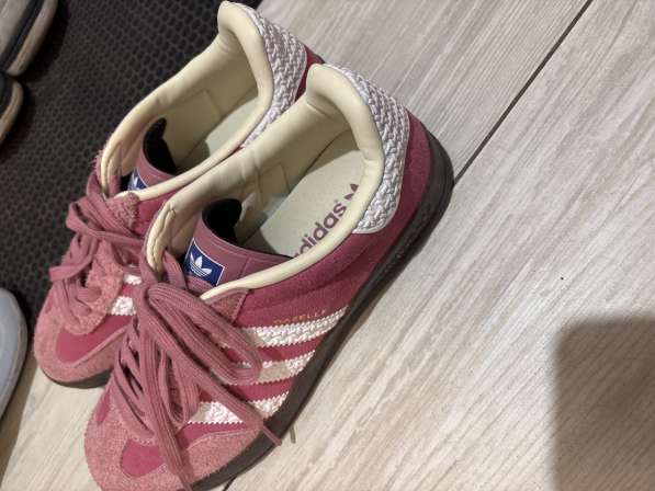 Розовые кроссовки