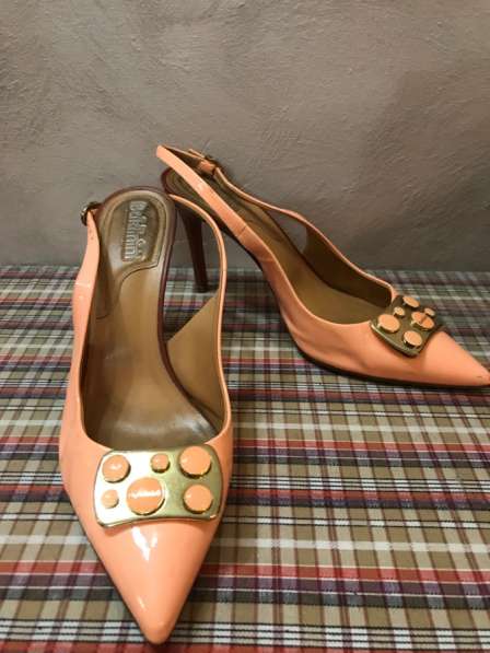 Продам босоножки, натуральные лакированные в Сургуте