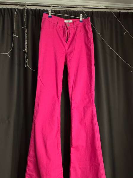 Женские джинсы розового цвета