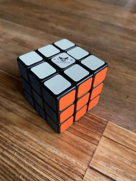 Кубик Рубика яркий