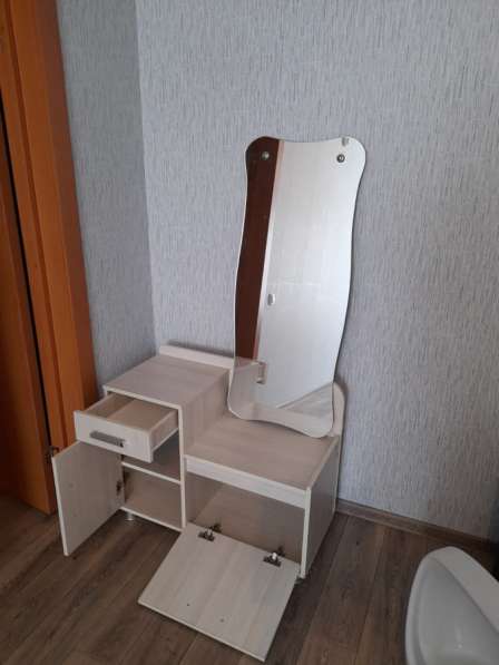Тумбочка с зеркалом