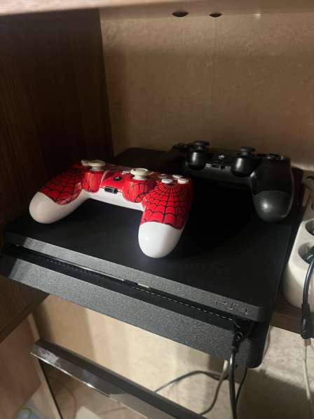 PlayStation 4 slim 1tb