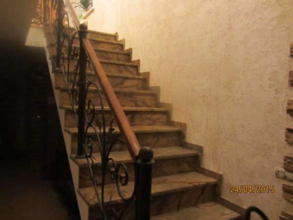 Лестницы из натурального камня мрамора и гранита в Москве
