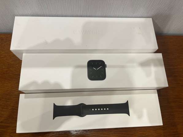 Apple Watch 5, 44 мм в Омске