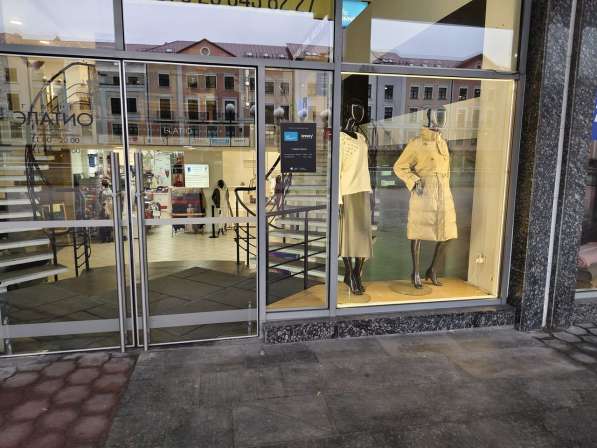 Действующий магазин итальянской одежды с оборудованием в фото 8