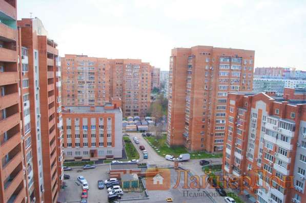 Продам трехкомнатную квартиру в Ростов-на-Дону.Жилая площадь 82 кв.м.Этаж 13.Есть Балкон.