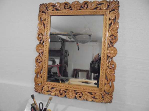 Зеркало настенное в деревянной резной раме в Кириллове