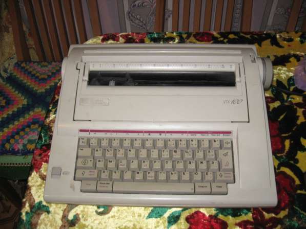 Электрическая пишущая машинка.